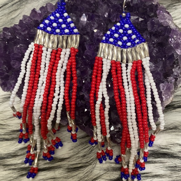 🎉SOLD🎉Beautiful Native American style American flag seed bead earrings - Picture 2 of 3
